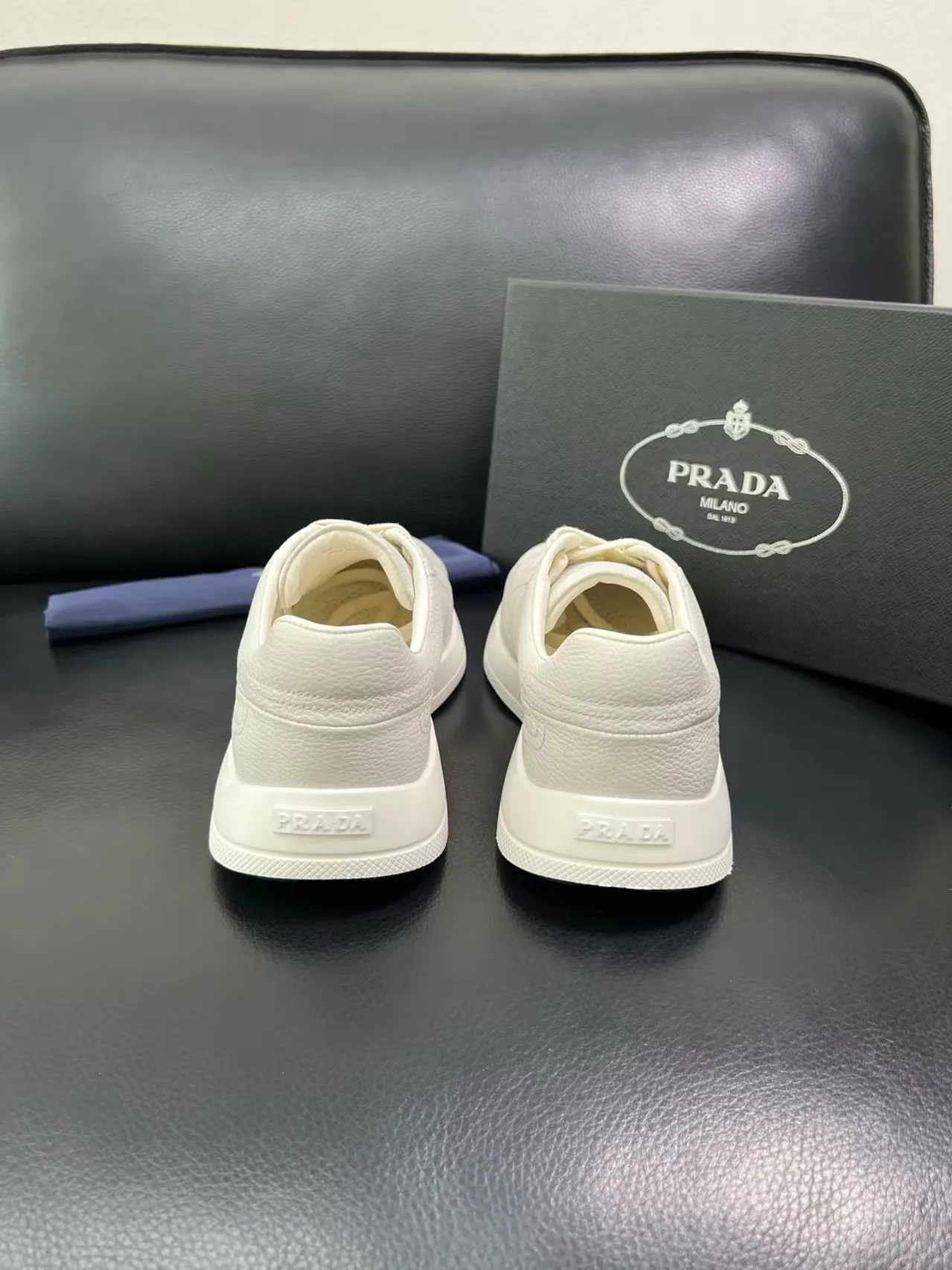 P440 38-45 Prada Prada’s new men’s leather sneakers, the highest version on the market, any comparison is welcome🆚! The original leather has excellent texture and is super high-end! Fetal sheep net lining imported from Italy, removable pad! Luxurious materials and fine workmanship, highly recommended! No. 058